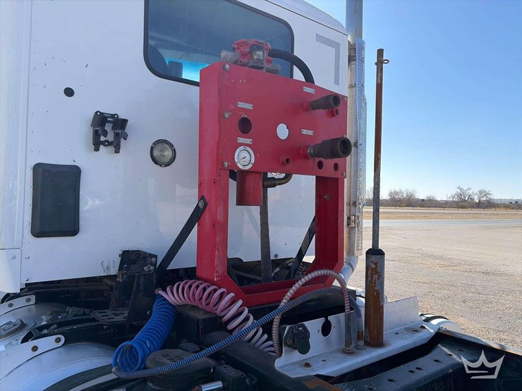 2013-peterbilt-567-image-20