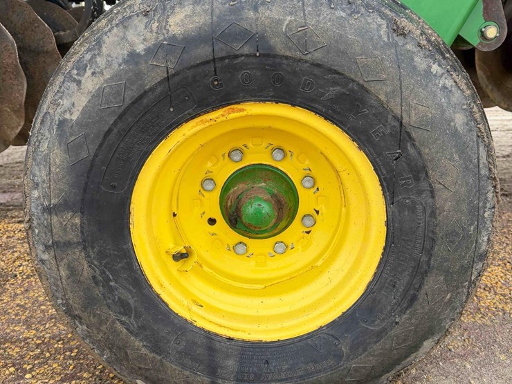 2013-john-deere-2623vt-image-12