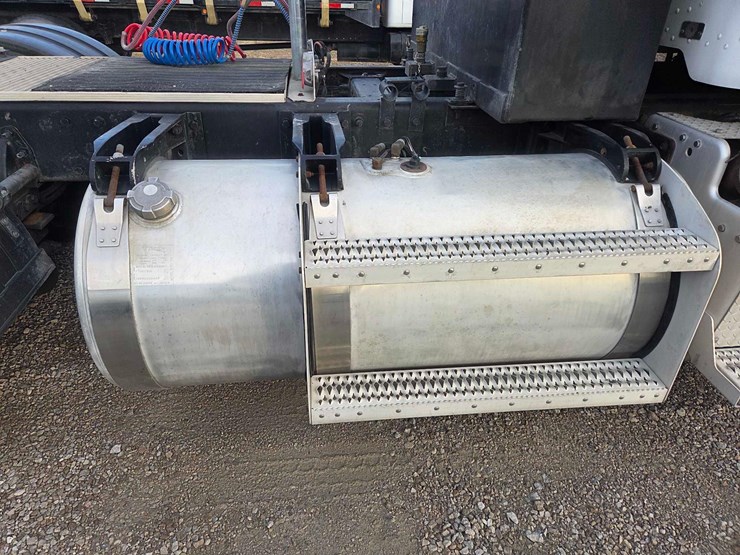 2013-peterbilt-388-image-42