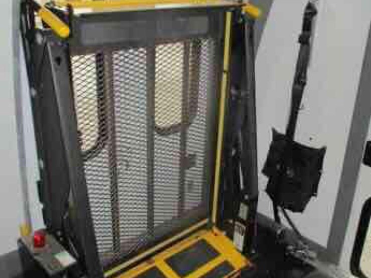 2013-ford-e450-image-16