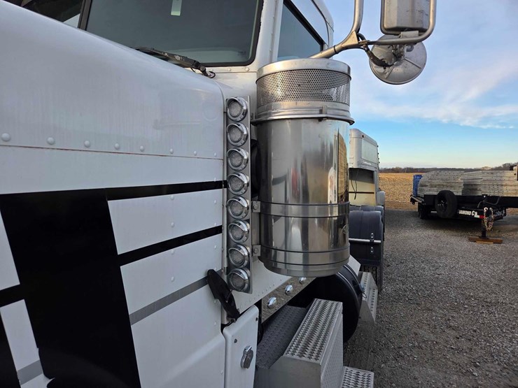 2013-peterbilt-388-image-4