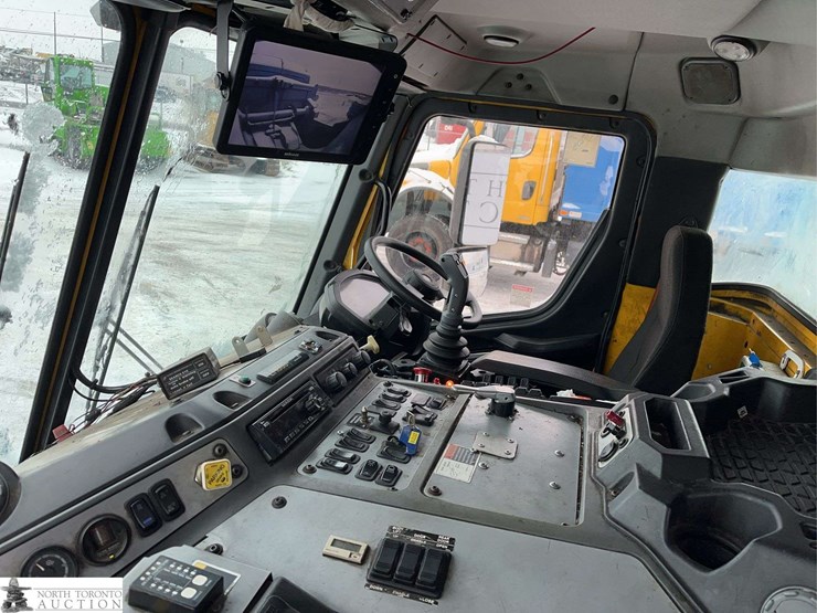 2018-mack-lr633-t/a-refuse-truck-image-18