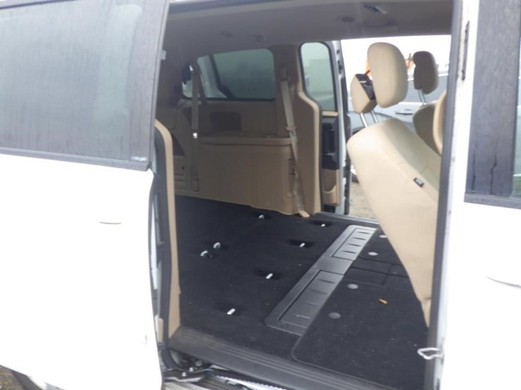 2014-dodge-grand-caravan-image-8