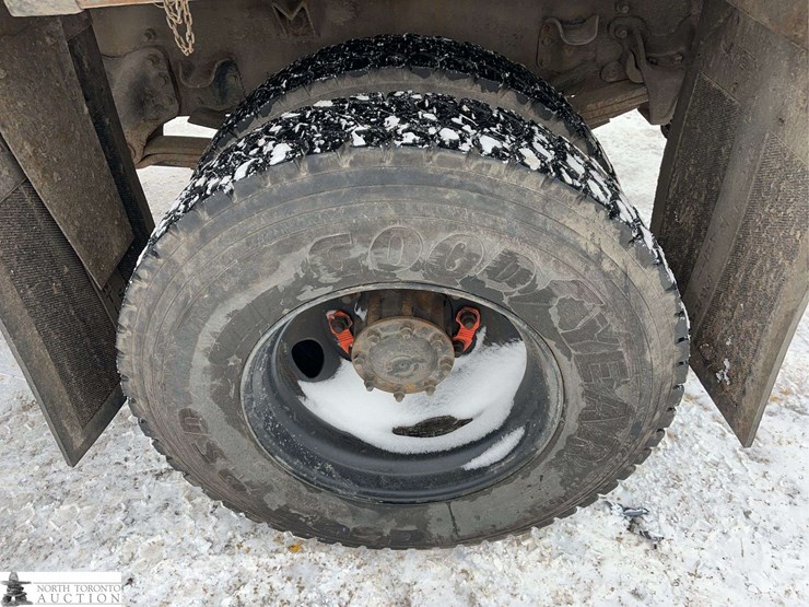 2011-freightliner-m2-106-image-11