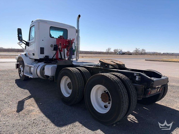 2015-peterbilt-567-image-3