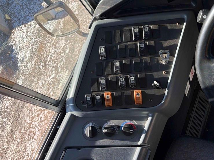 2011-international-school-bus-image-15