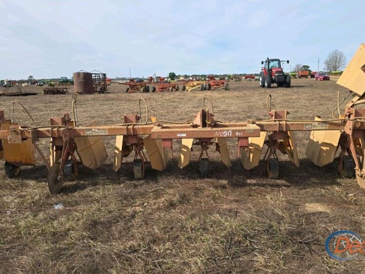 brown-6-row-covered-sprayer,-s/n-189-image-1