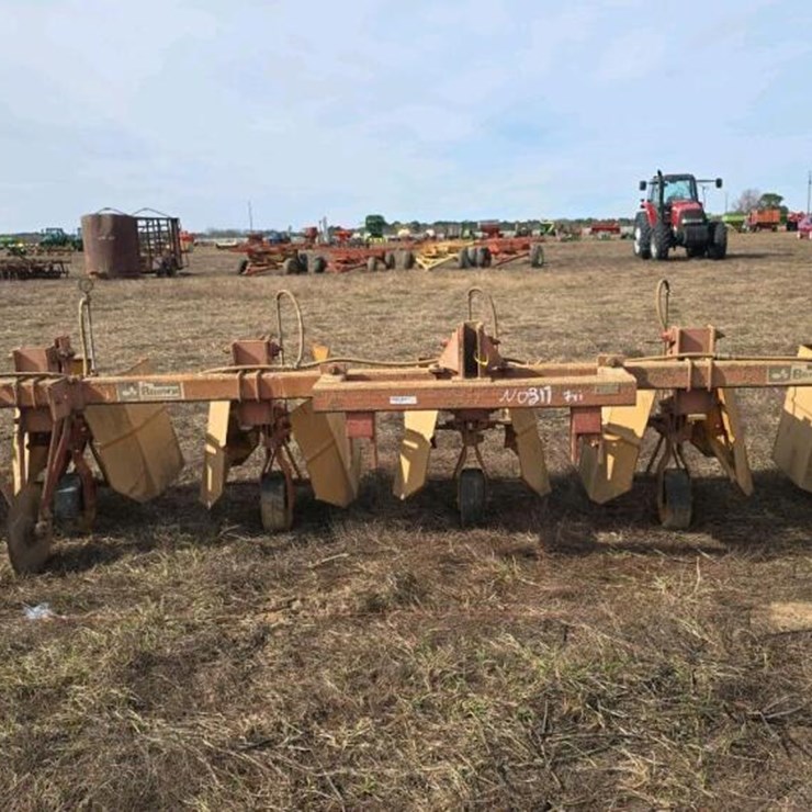 BROWN 6-ROW COVERED SPRAYER, S/N 189