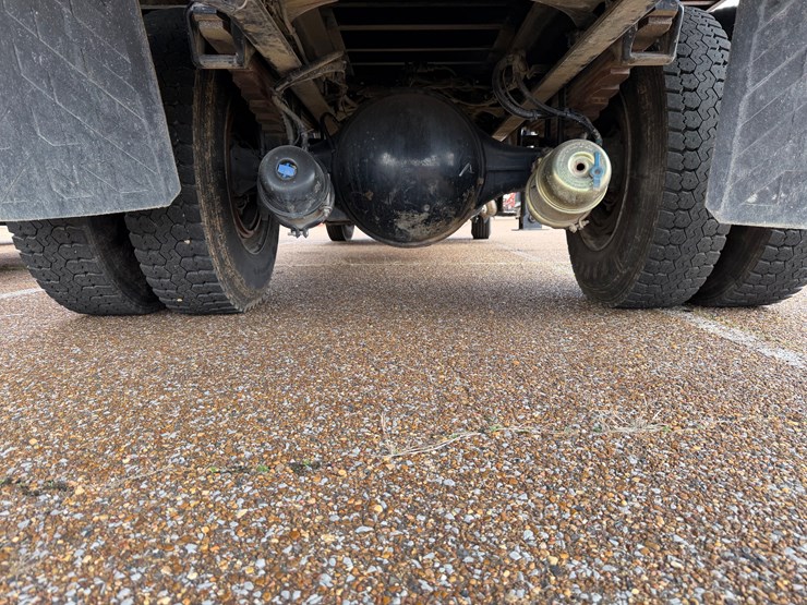 2016-freightliner-m2-106-image-10