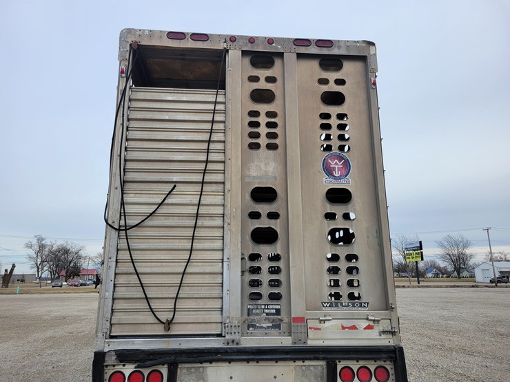 2005-wilson-livestock-trailer-image-10