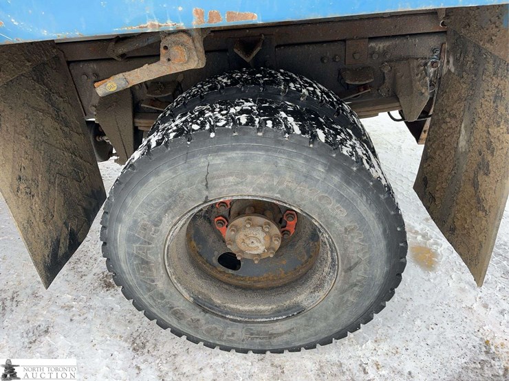 2016-freightliner-m2-106-image-11