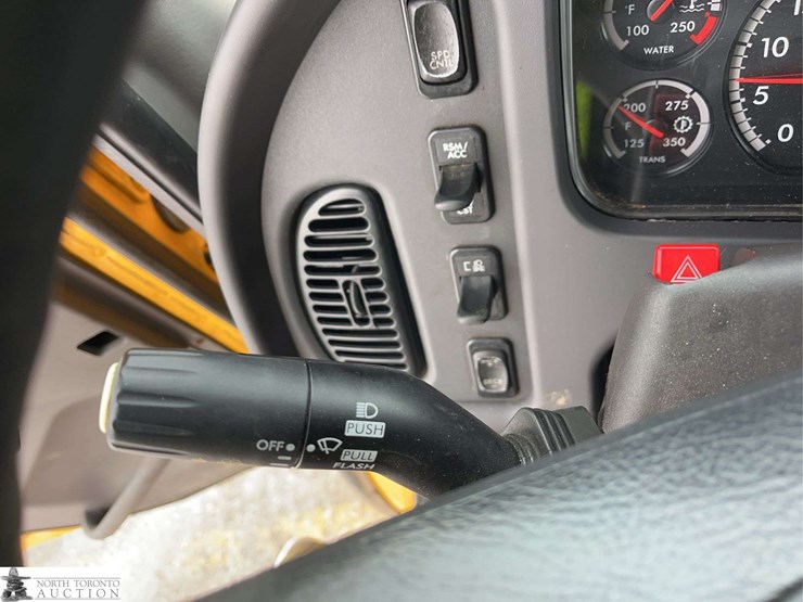 2011-freightliner-m2-106-image-19