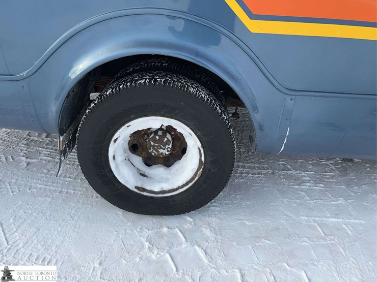 2005-ford-e-series-s/a-24-passenger-bus-image-10