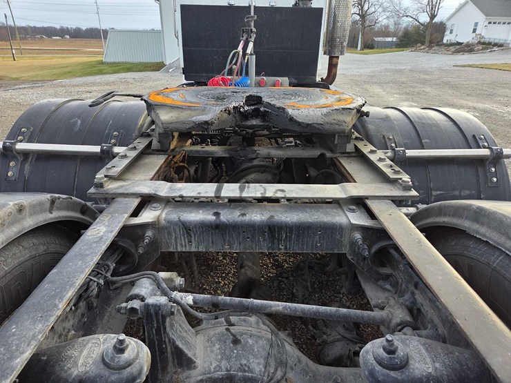 2013-peterbilt-388-image-51