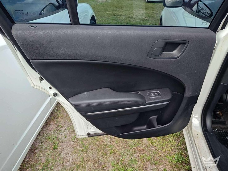 2017-dodge-charger-sedan-image-30