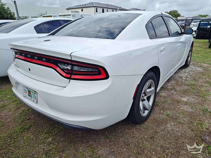2017-dodge-charger-sedan-image-3