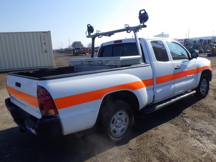 2013-toyota-tacoma-image-3