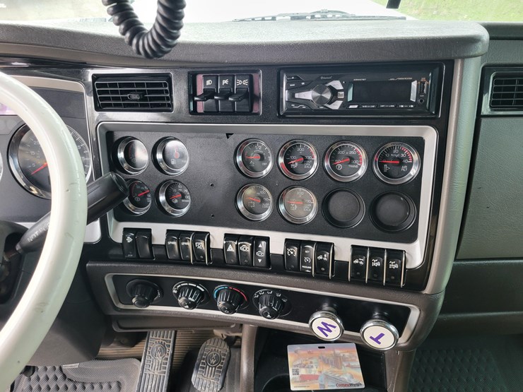 2012-kenworth-w900l-image-47