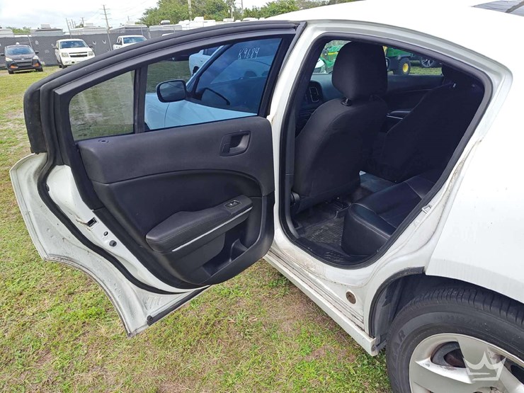 2017-dodge-charger-sedan-image-26