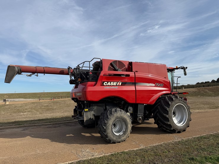 2015-case-ih-7240-image-9