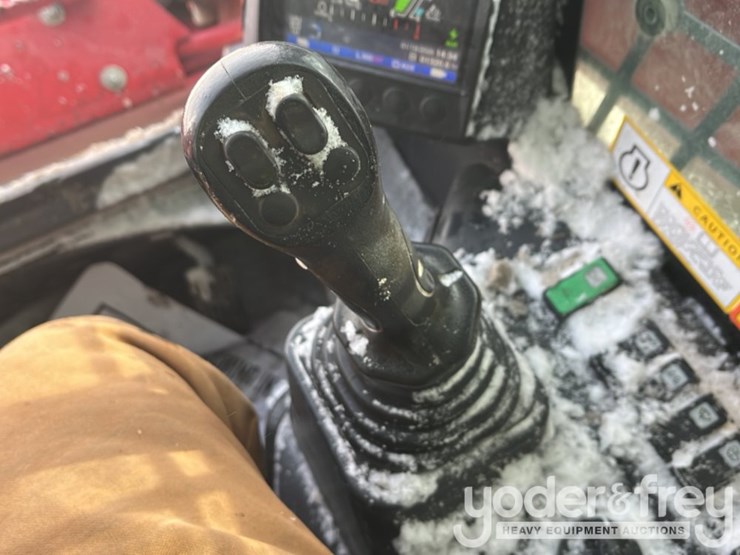 2022-takeuchi-tl12r2-image-45