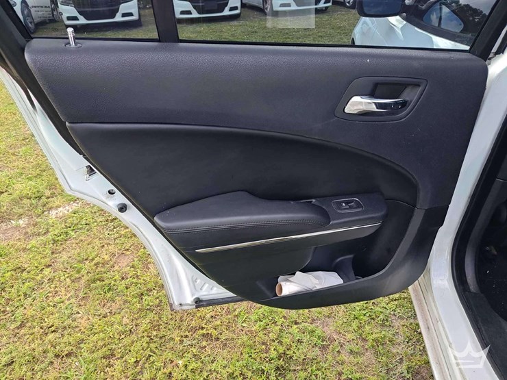 2013-dodge-charger-sedan-image-10