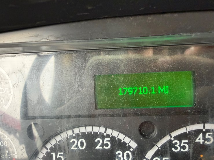 2016-freightliner-m2-106-image-20