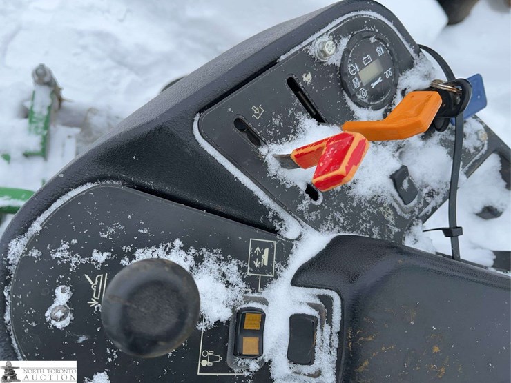 2013-john-deere-7400-image-15