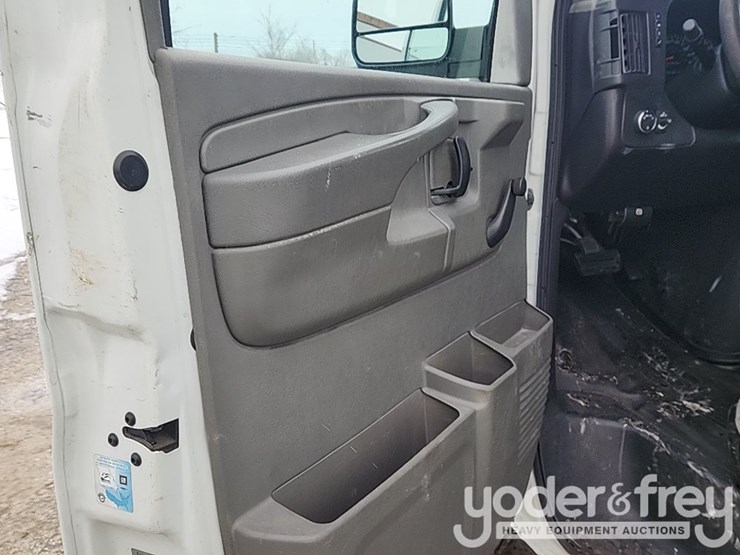 2011-gmc-savana-g2500-image-17