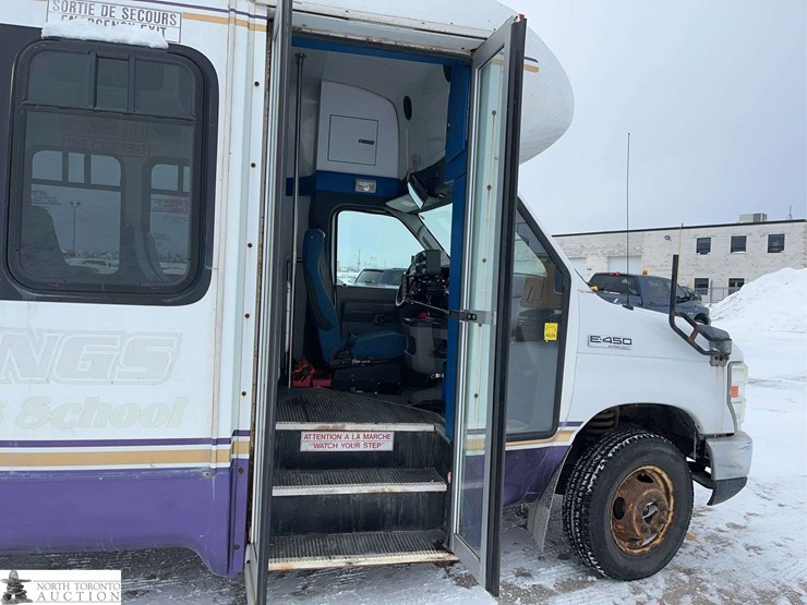 2009-ford-e-series-s/a-24-passenger-bus-image-26