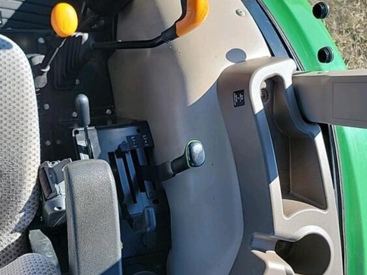 2015-john-deere-5075e-image-17