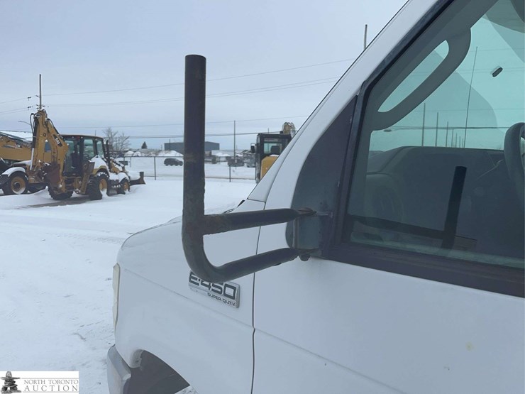 2009-ford-e-series-s/a-24-passenger-bus-image-39