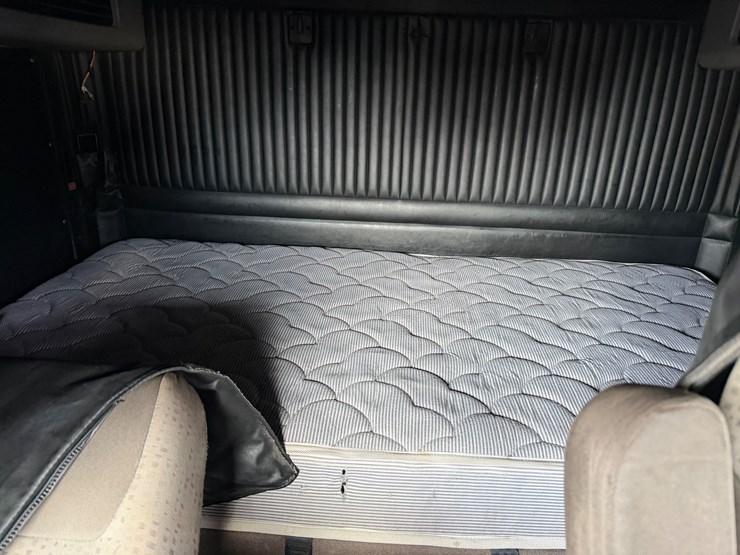 2014-kenworth-t660-image-12