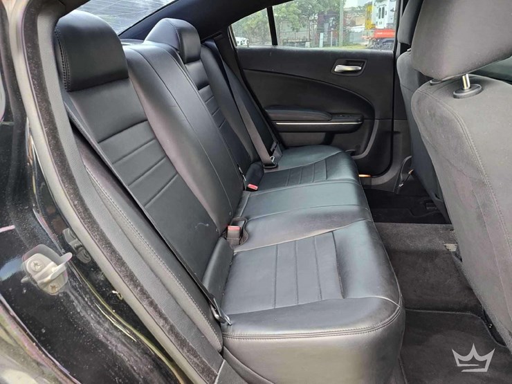 2015-dodge-charger-sedan-image-10