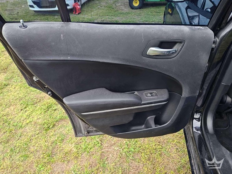 2015-dodge-charger-sedan-image-32