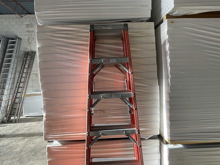 #2773-•-titan-8'-fiberglass-ladder-image-2