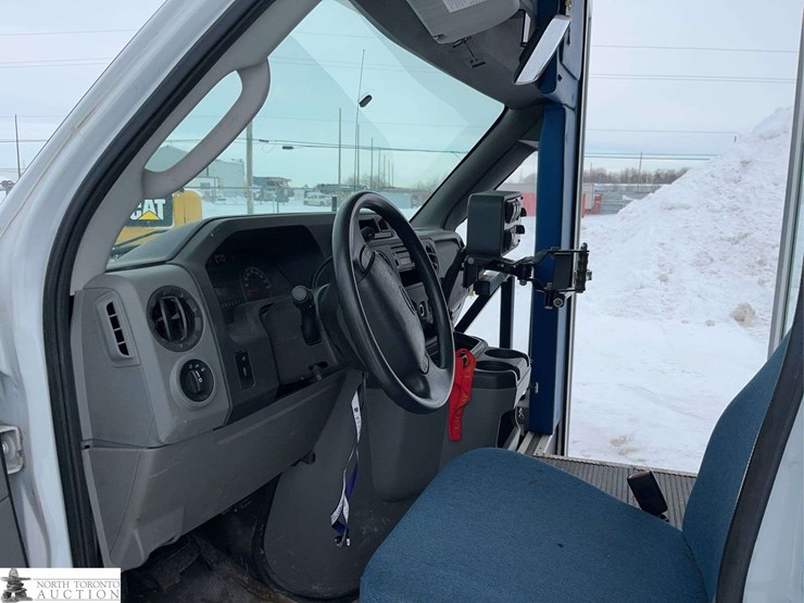 2009-ford-e-series-s/a-24-passenger-bus-image-25