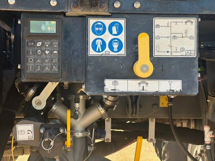 #4295-•-**rogator-900c-4x4-self-propelled-sprayer-agca0900lnnnl1061-image-5