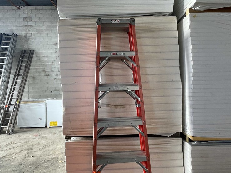 #2777-•-titan-8'-fiberglass-ladder-image-2