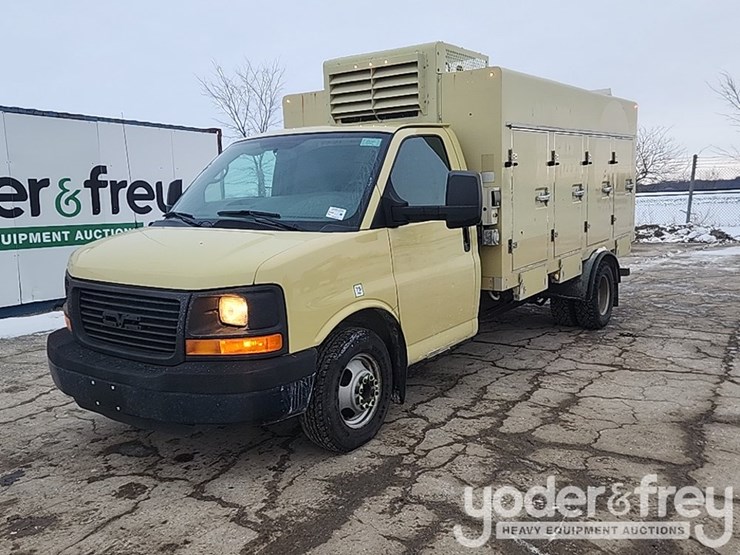 2015-gmc-savana-g4500-image-1