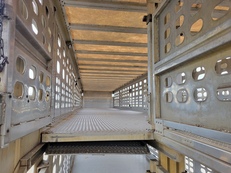 2005-wilson-livestock-trailer-image-19
