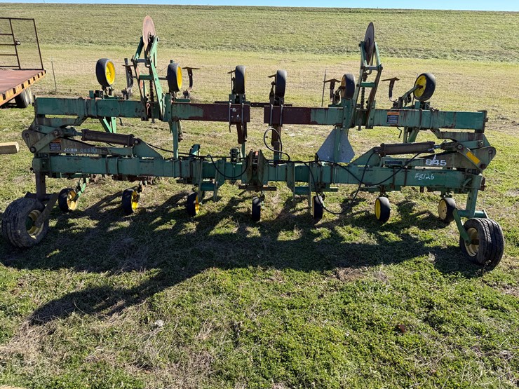 john-deere-845-image-1