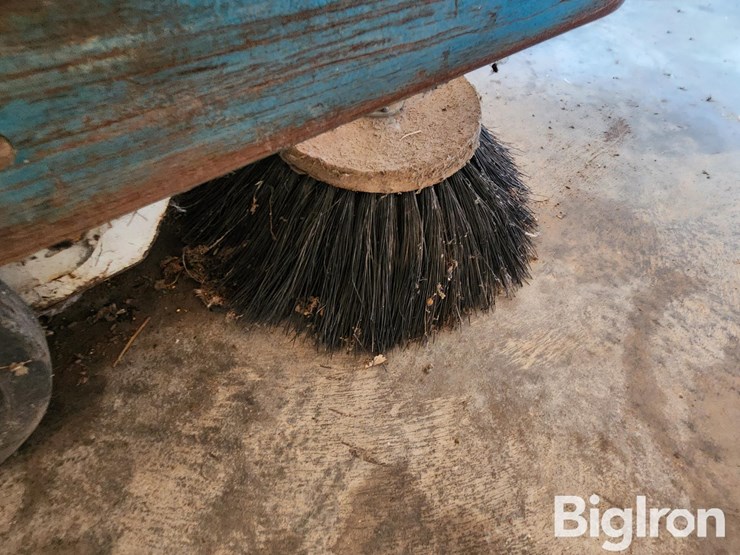 tennant-42hd-power-sweeper-image-11