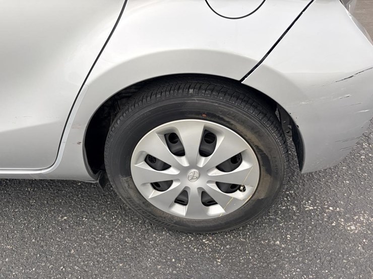 2014-toyota-prius-c-sedan-image-5