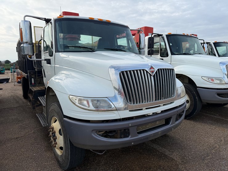 2018-international-durastar-4400-image-1