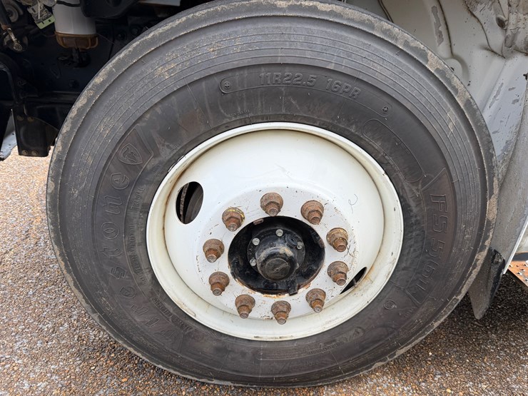 2016-freightliner-m2-106-image-13