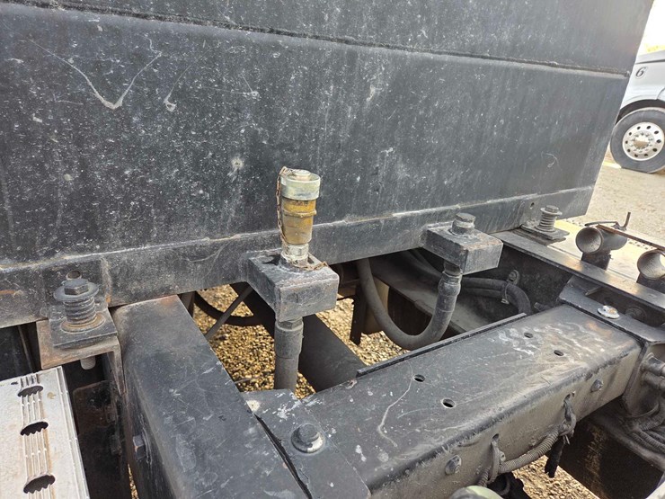 2013-peterbilt-388-image-18