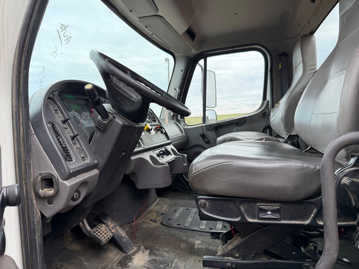 2016-freightliner-m2-106-image-18