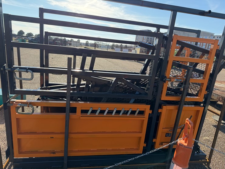 #7811-•-cattle-chute-with-scales-image-5