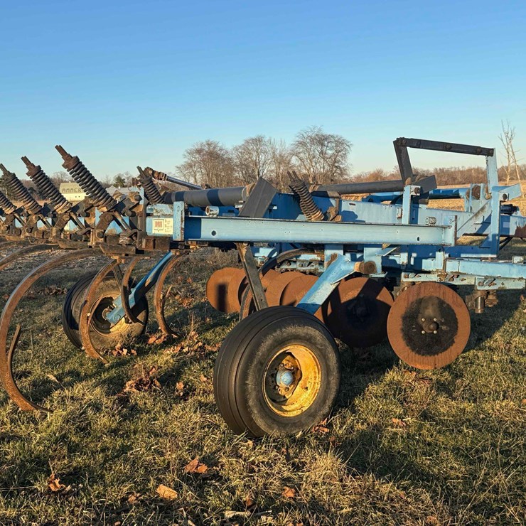 DMI Colter-Champ 9-Shank Chisel Plow